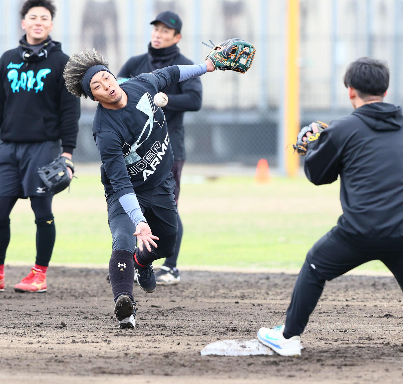 自主トレを公開したソフトバンク今宮はノックで軽快な動きを見せる（撮影・梅根麻紀）