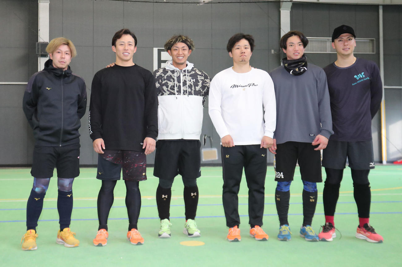 記念撮影に納まる左から西武の児玉、野村、今宮、海野、桑原、楽天の村林（撮影・梅根麻紀）