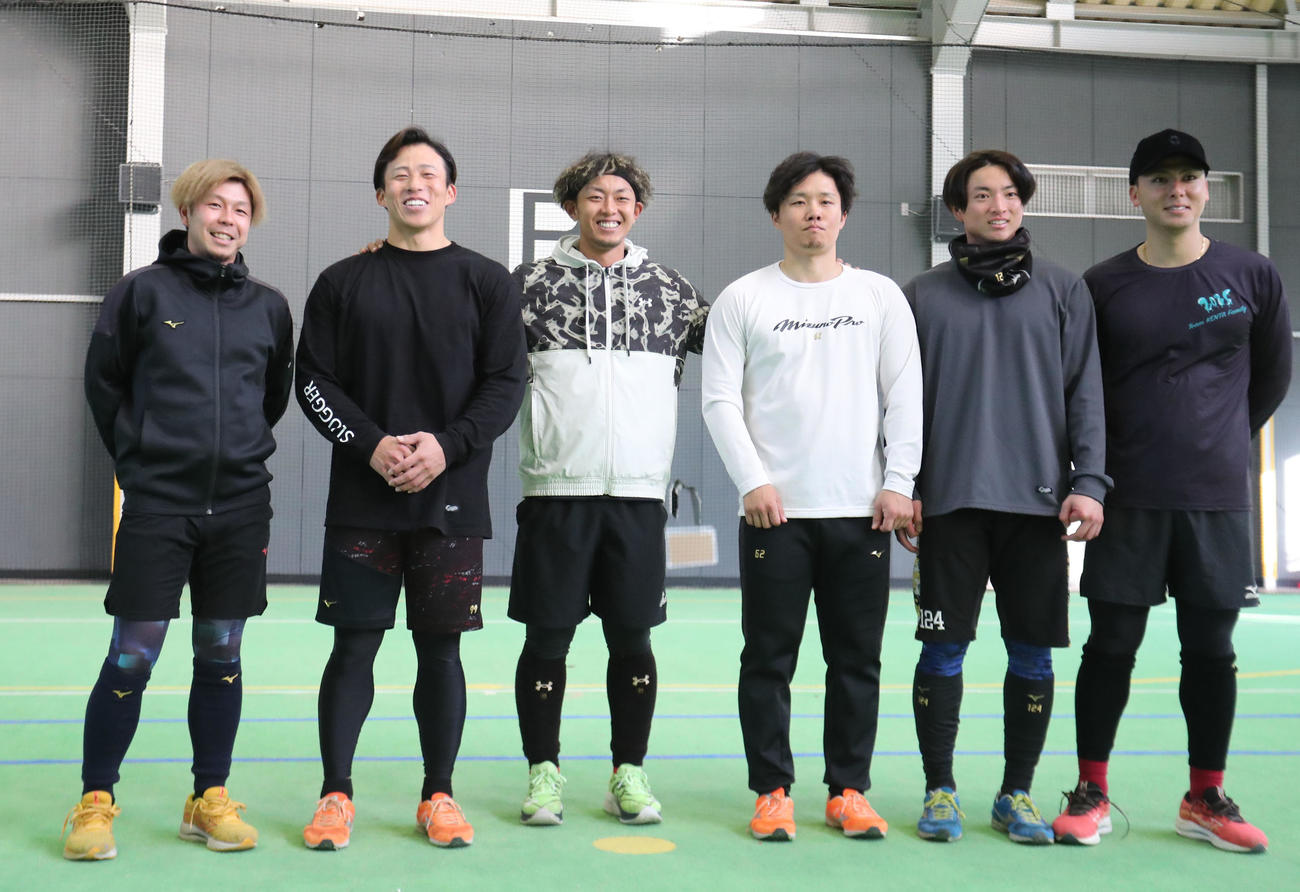 記念撮影に納まる左から西武の児玉、野村、今宮、海野、桑原、楽天の村林（撮影・梅根麻紀）