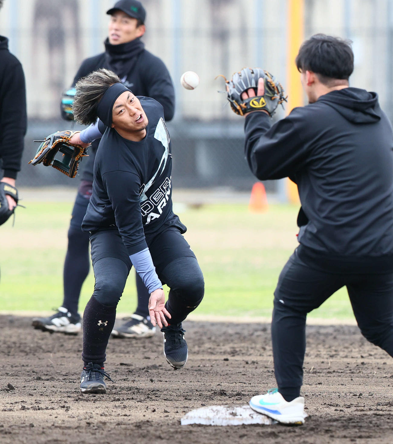 自主トレを公開したソフトバンク今宮はノックで軽快な動きを見せる（撮影・梅根麻紀）