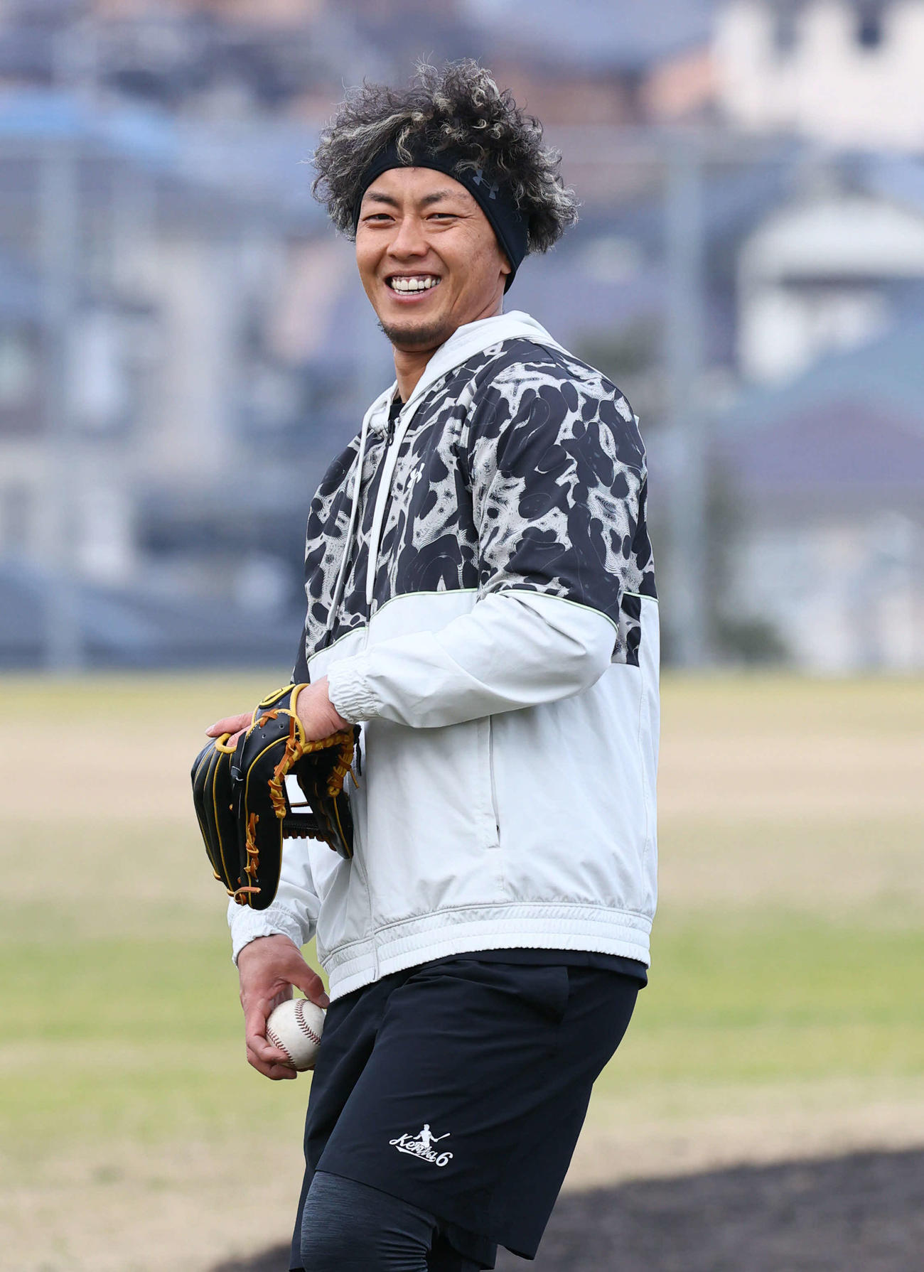 自主トレを公開したソフトバンク今宮は練習中に笑顔（撮影・梅根麻紀）