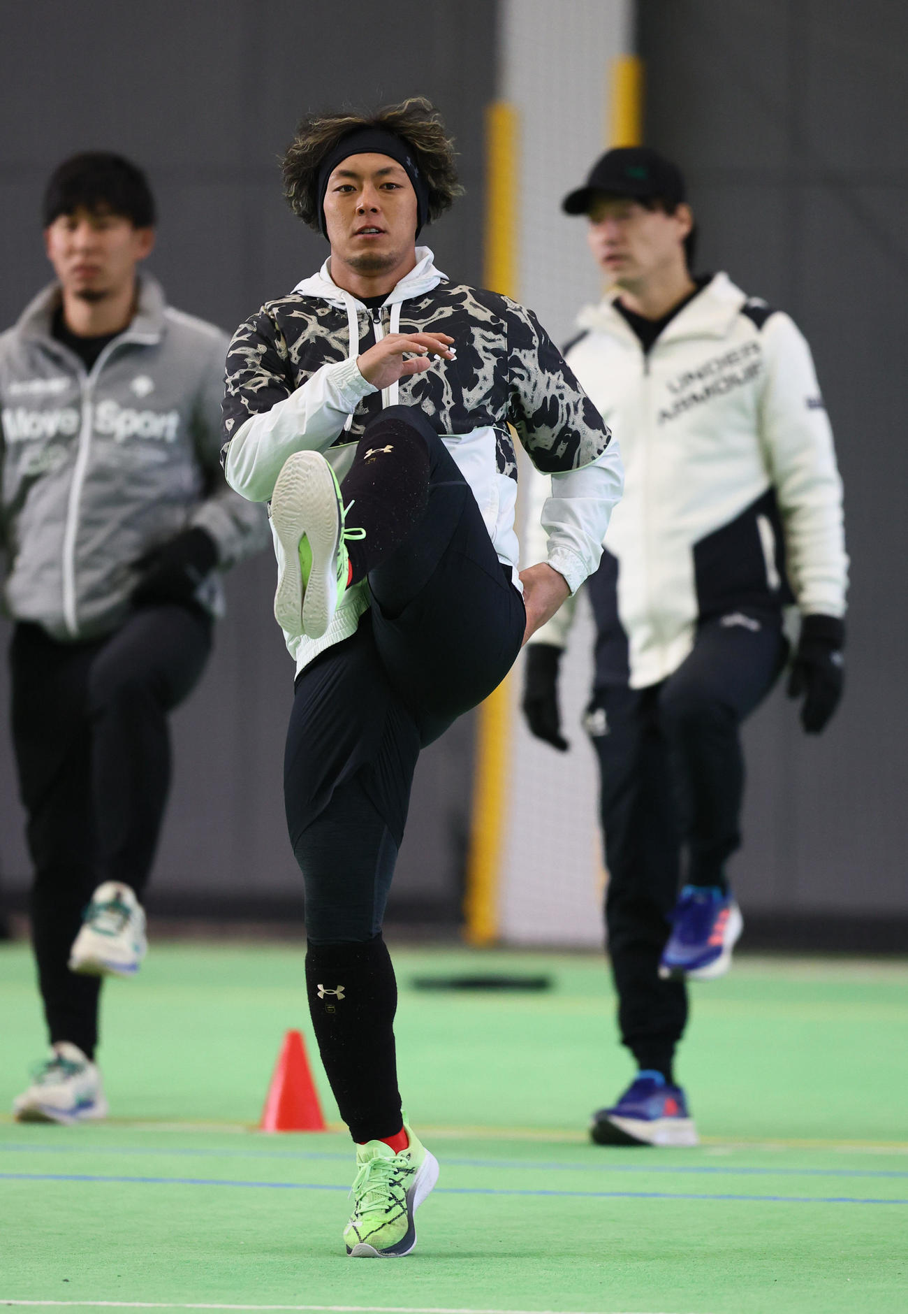練習前にストレッチをする今宮（撮影・梅根麻紀）