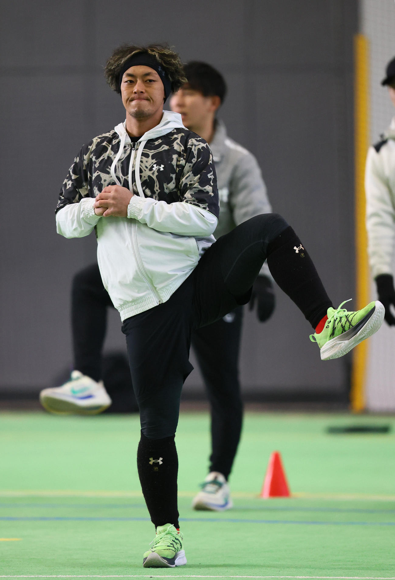 練習前にストレッチをする今宮（撮影・梅根麻紀）