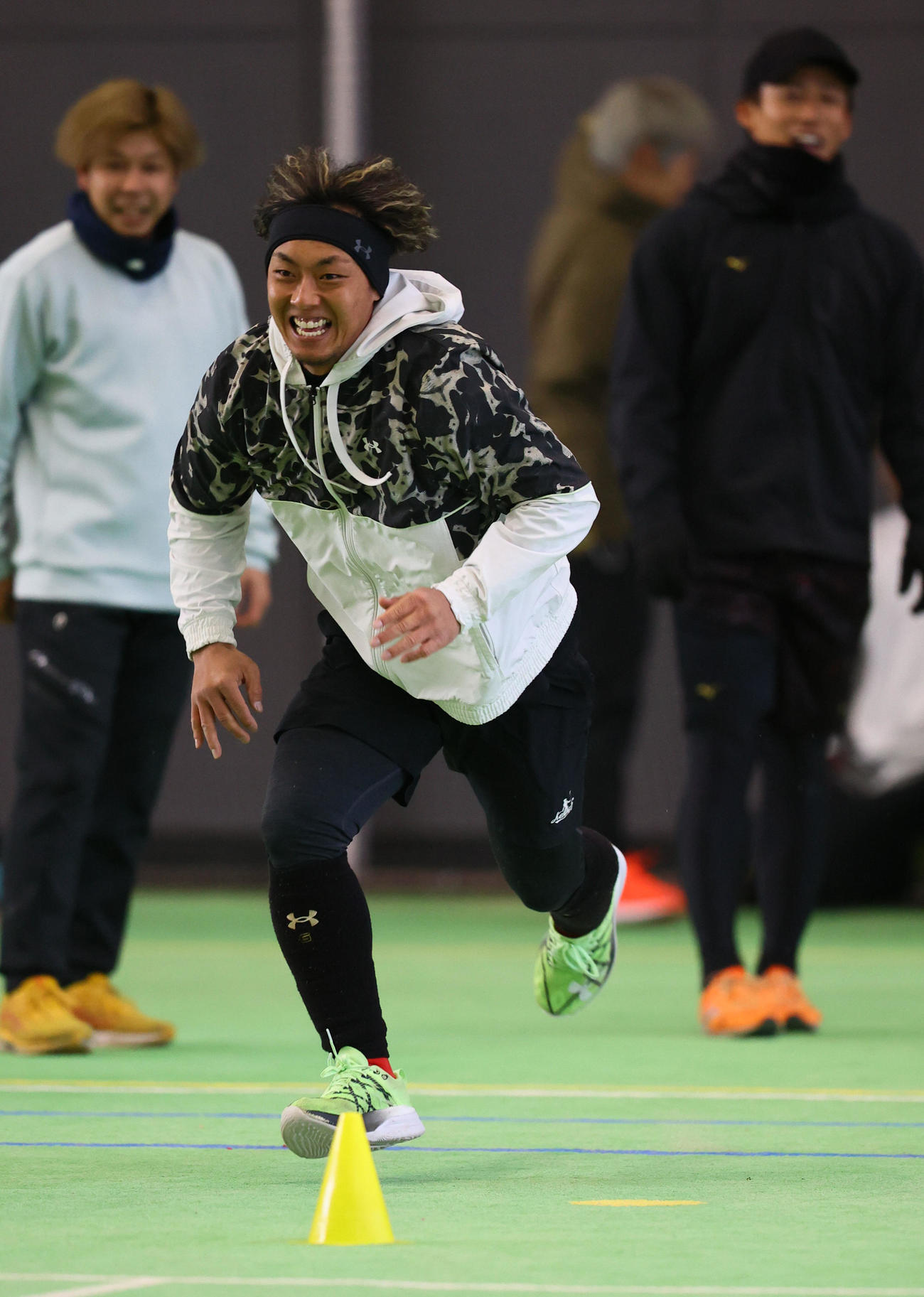 練習前に笑顔でダッシュする今宮（撮影・梅根麻紀）