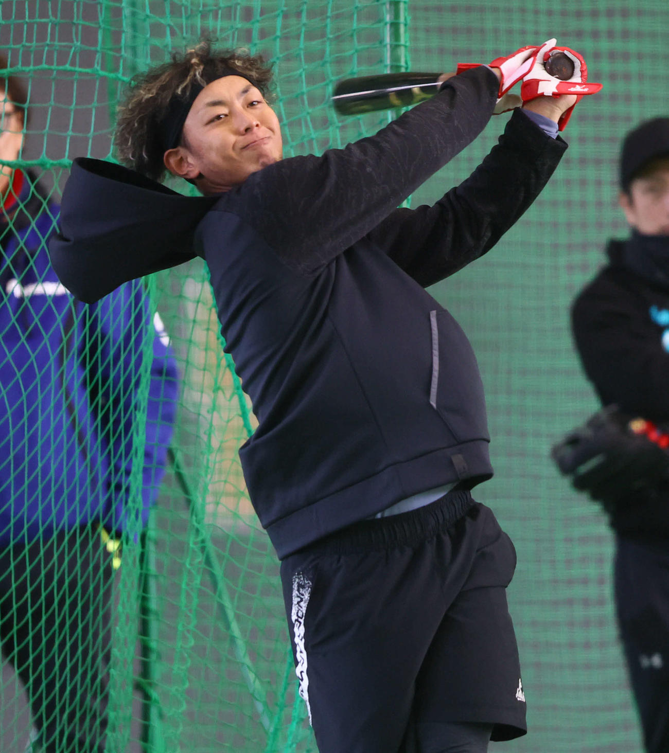 自主トレを公開したソフトバンク今宮は打撃練習を行う（撮影・梅根麻紀）