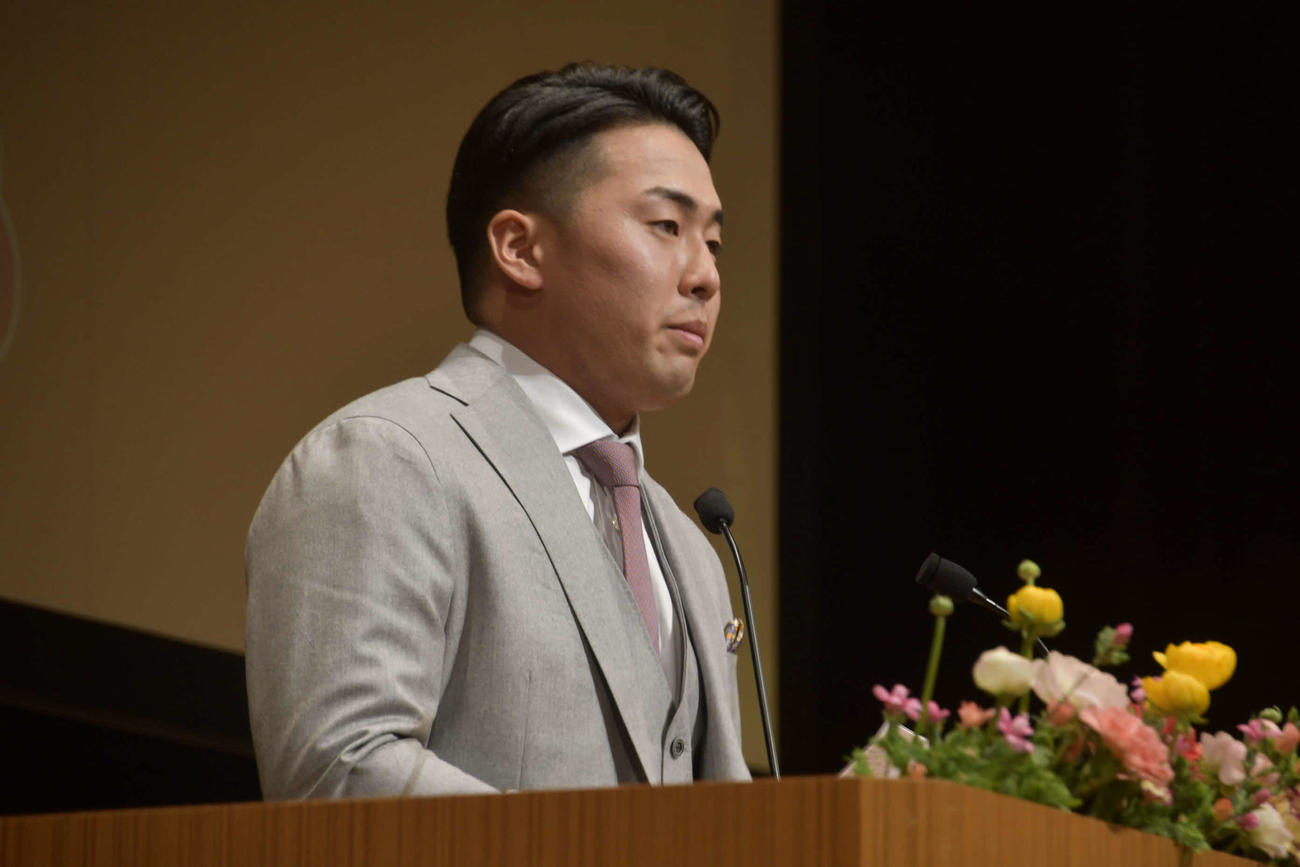 地元香川・高松市での「二十歳のつどい」に出席し、壇上でスピーチする巨人浅野（撮影・平山連）