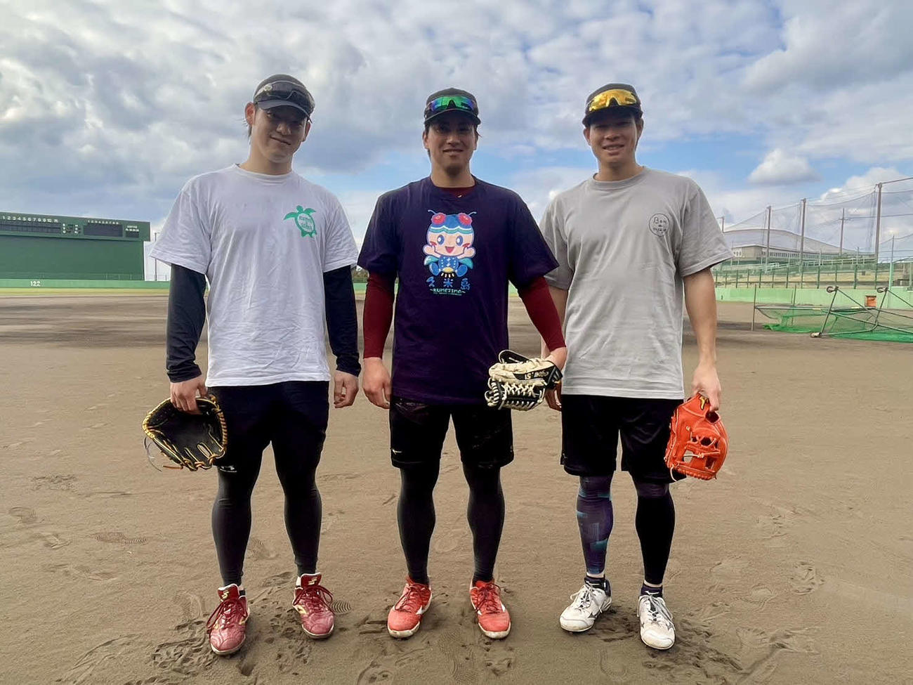 沖縄県内にて自主トレに励む楽天の、左から伊藤、小郷、中島（楽天野球団提供）
