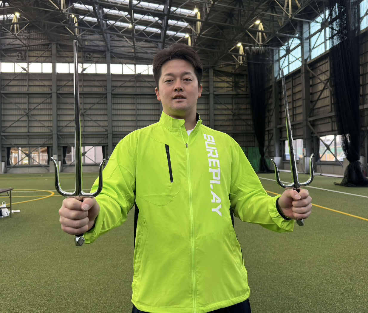 自主トレを公開し、トレーニングに使用した琉球古武術の武器「サイ」を手にポーズをとるDeNA牧（撮影・小早川宗一郎）