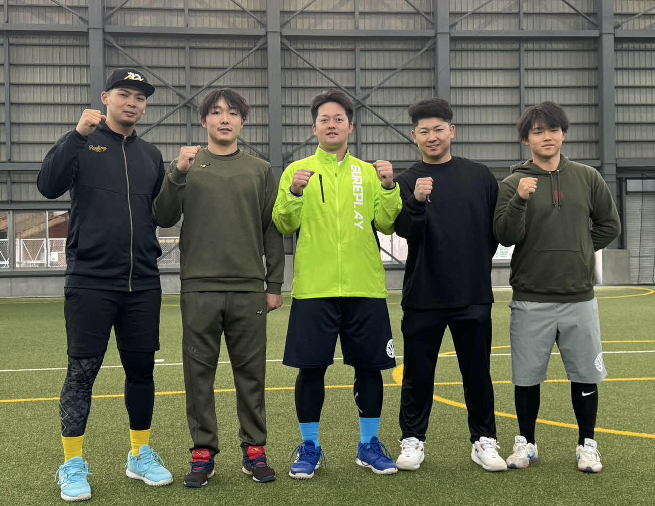 自主トレを公開し、記念撮影した「チームYAMAKI」メンバー。左から阪神井上、DeNA粟飯原、DeNA牧、西武古賀、阪神中川（撮影・小早川宗一郎）