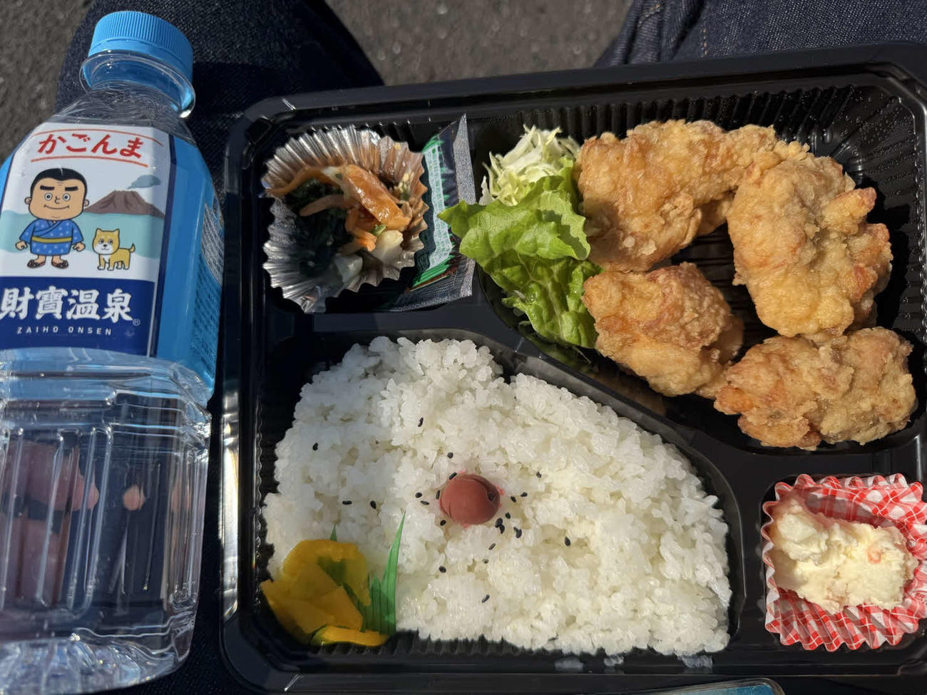 自主トレを公開し、DeNA牧が報道陣にお弁当を振る舞った（撮影・小早川宗一郎）