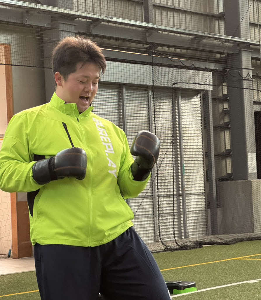 自主トレを公開し、毎年恒例のボクシングトレーニングを行うDeNA牧（撮影・小早川宗一郎）