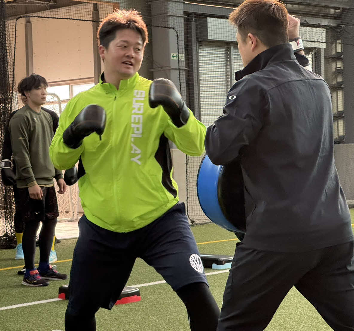 自主トレを公開し、毎年恒例のボクシングトレーニングを行うDeNA牧（撮影・小早川宗一郎）