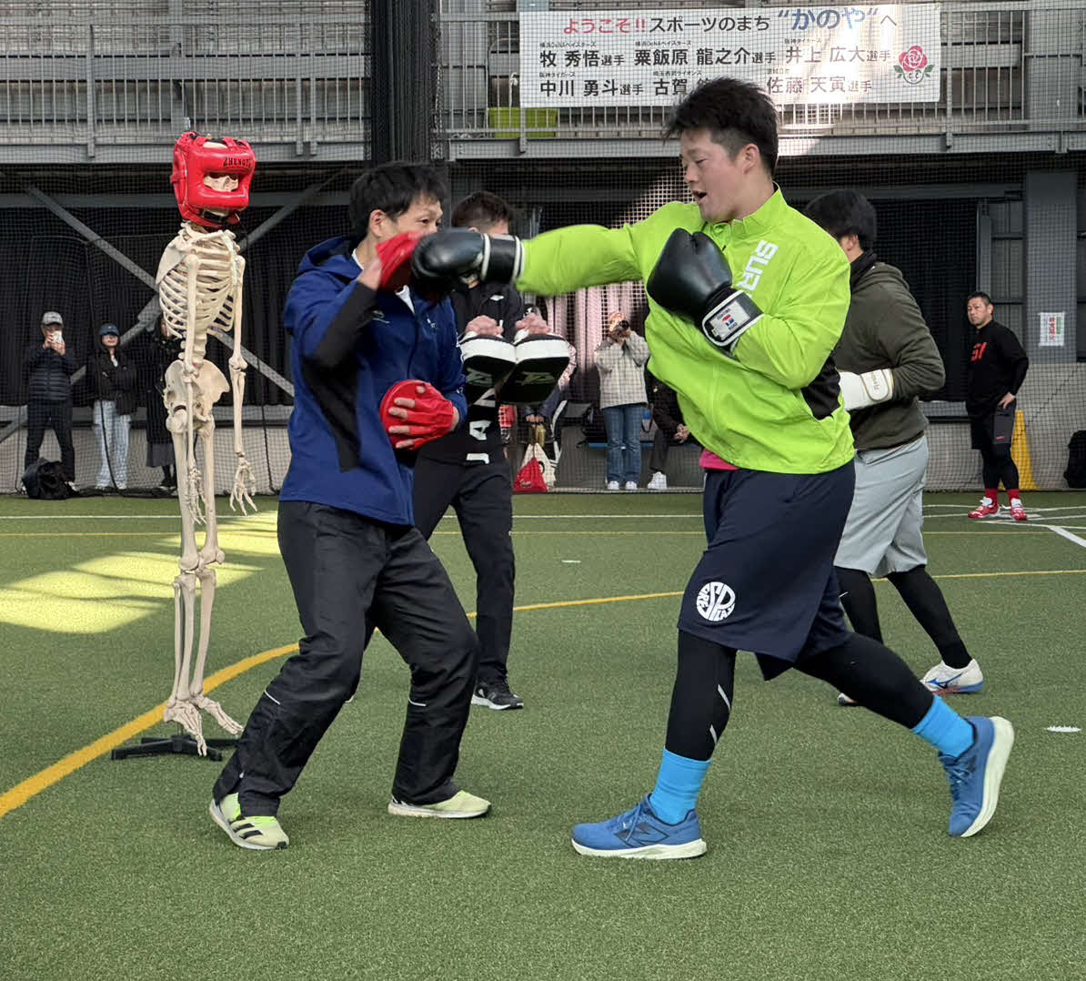 自主トレを公開し、毎年恒例のボクシングトレーニングを行うDeNA牧（撮影・小早川宗一郎）