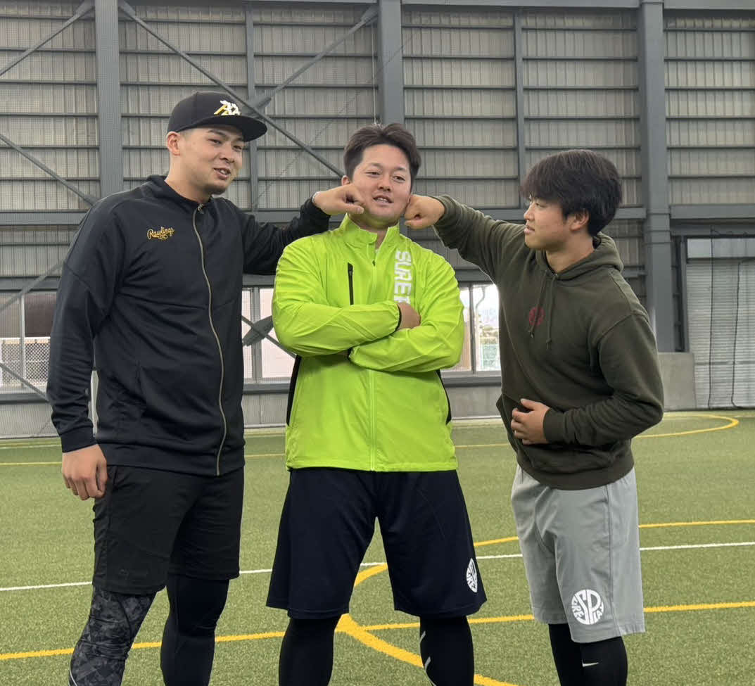 自主トレを公開し、記念撮影した「チームYAMAKI」の阪神井上、DeNA牧、阪神中川（撮影・小早川宗一郎）