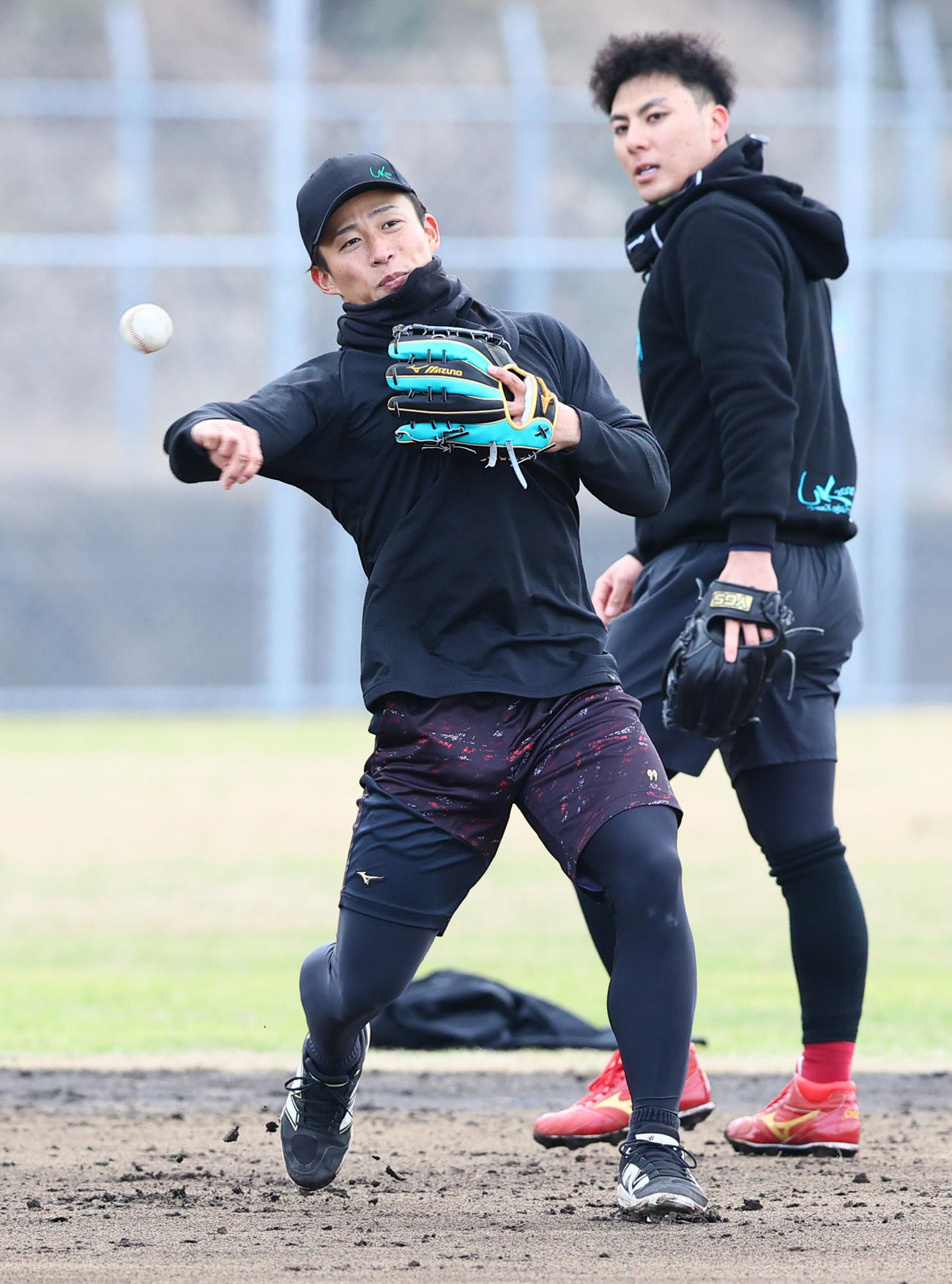 守備ノックで軽快な動きを見せる野村（撮影・梅根麻紀）