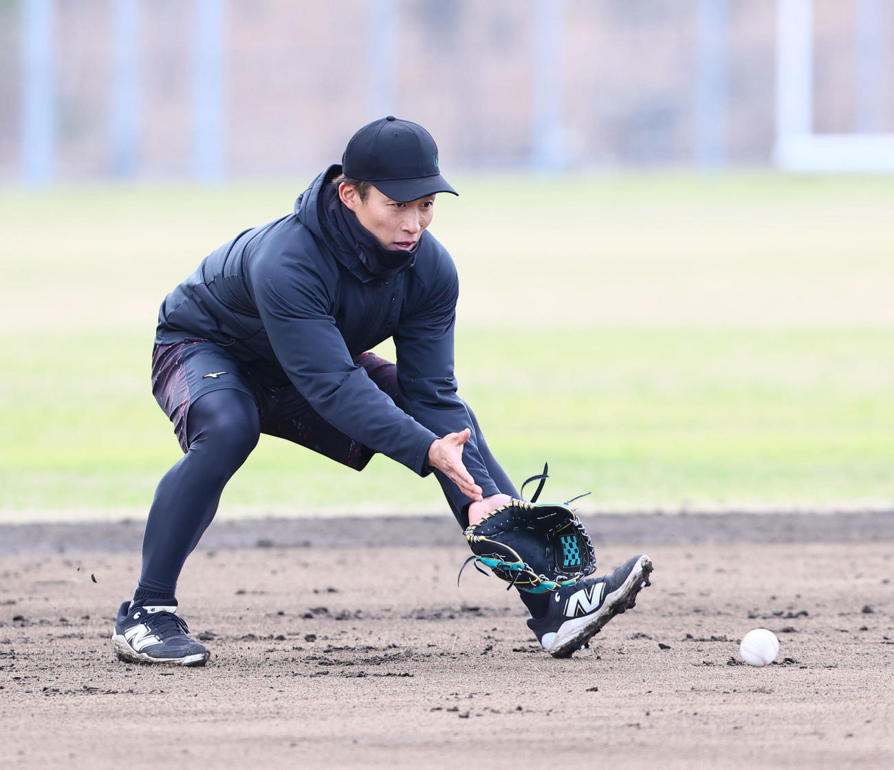 守備ノックで軽快な動きを見せる野村（撮影・梅根麻紀）