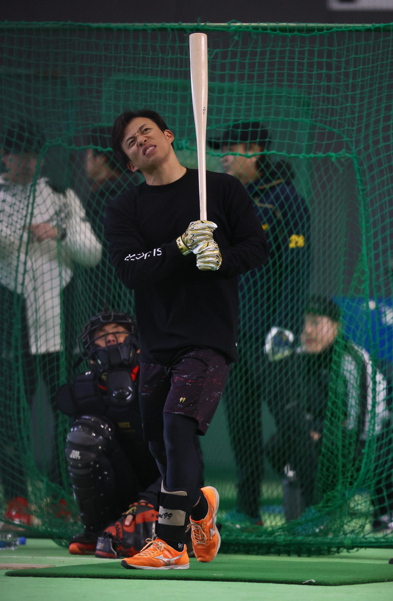 打撃練習を行う野村、時折悔しそうな表情を見せる（撮影・梅根麻紀）