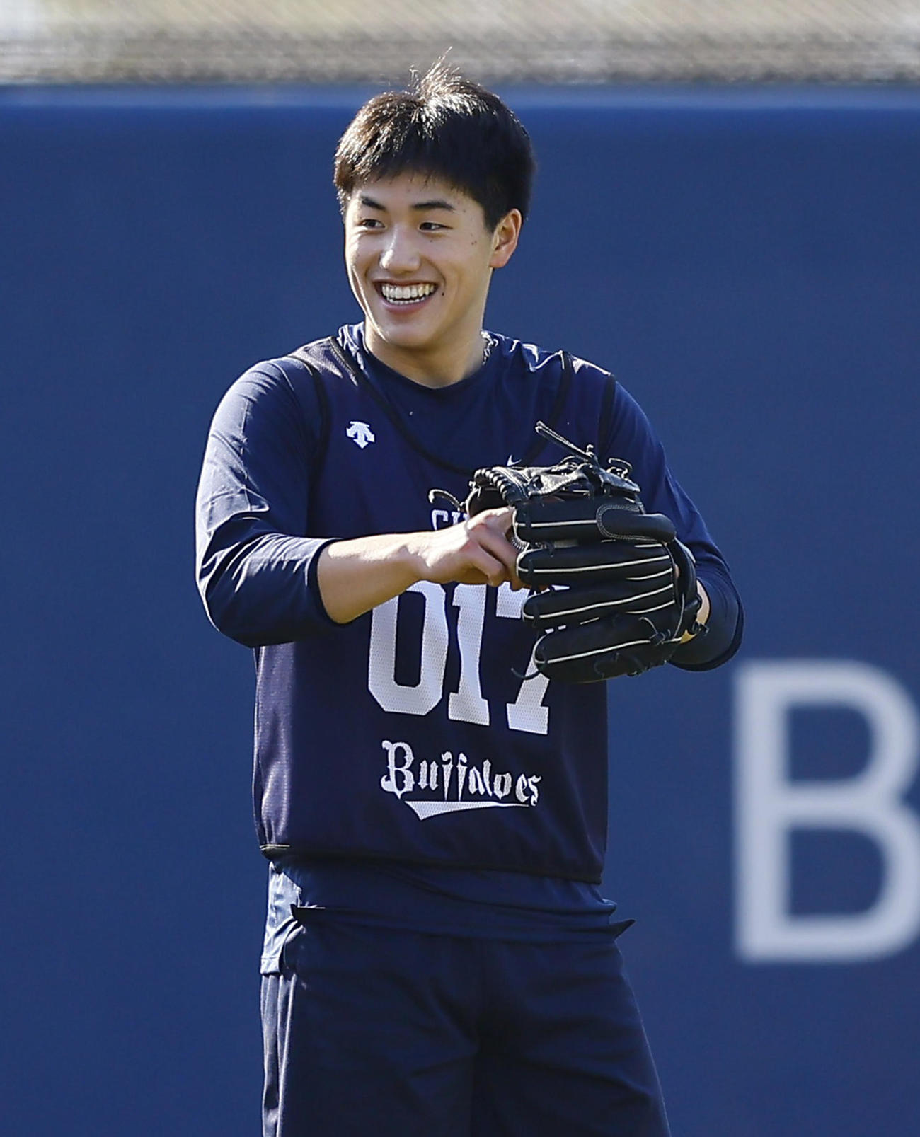 新人合同自主トレに合流し、笑顔を見せるオリックス陳（撮影・藤尾明華）
