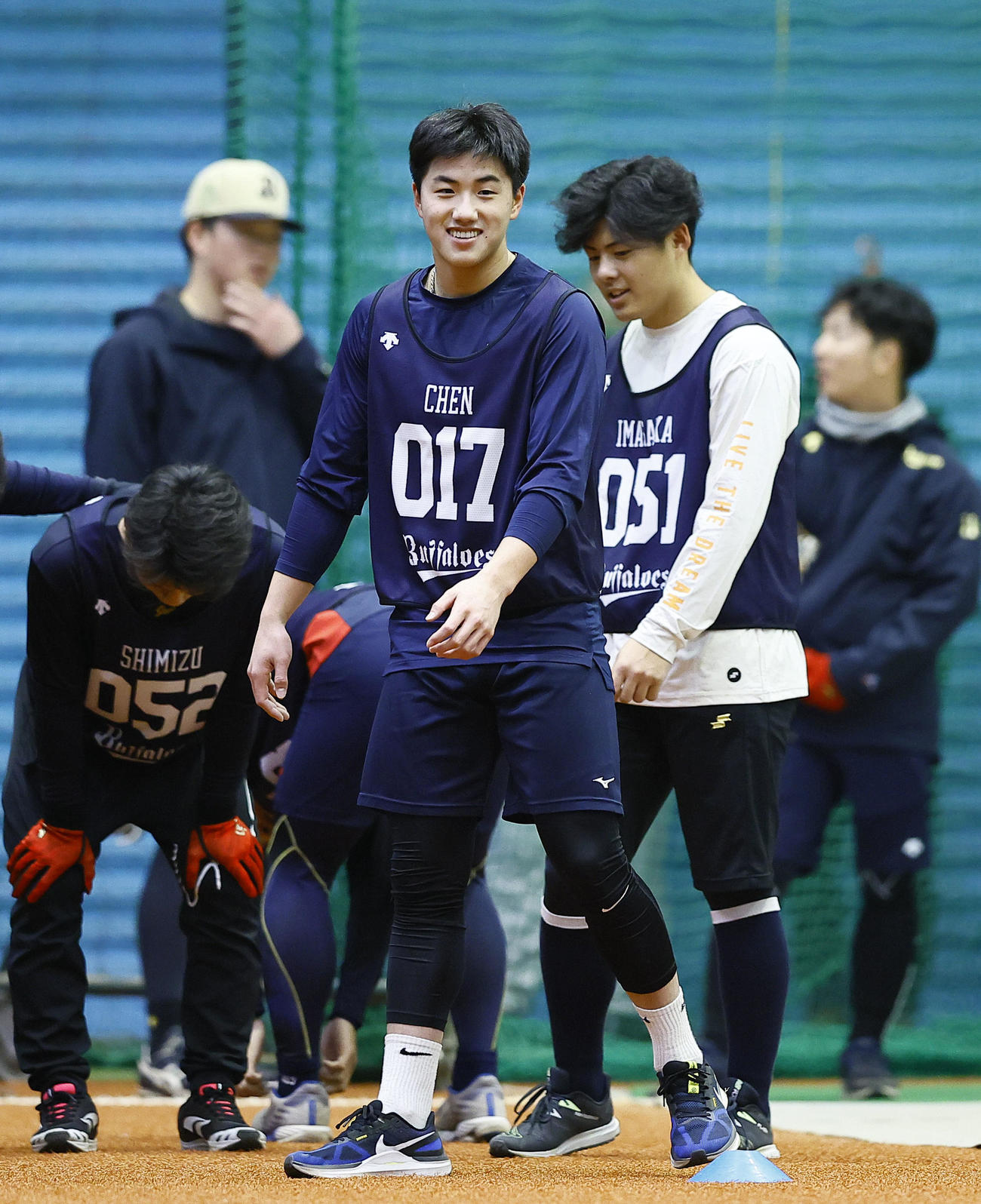 新人合同自主トレに合流し、笑顔を見せるオリックス陳（撮影・藤尾明華）