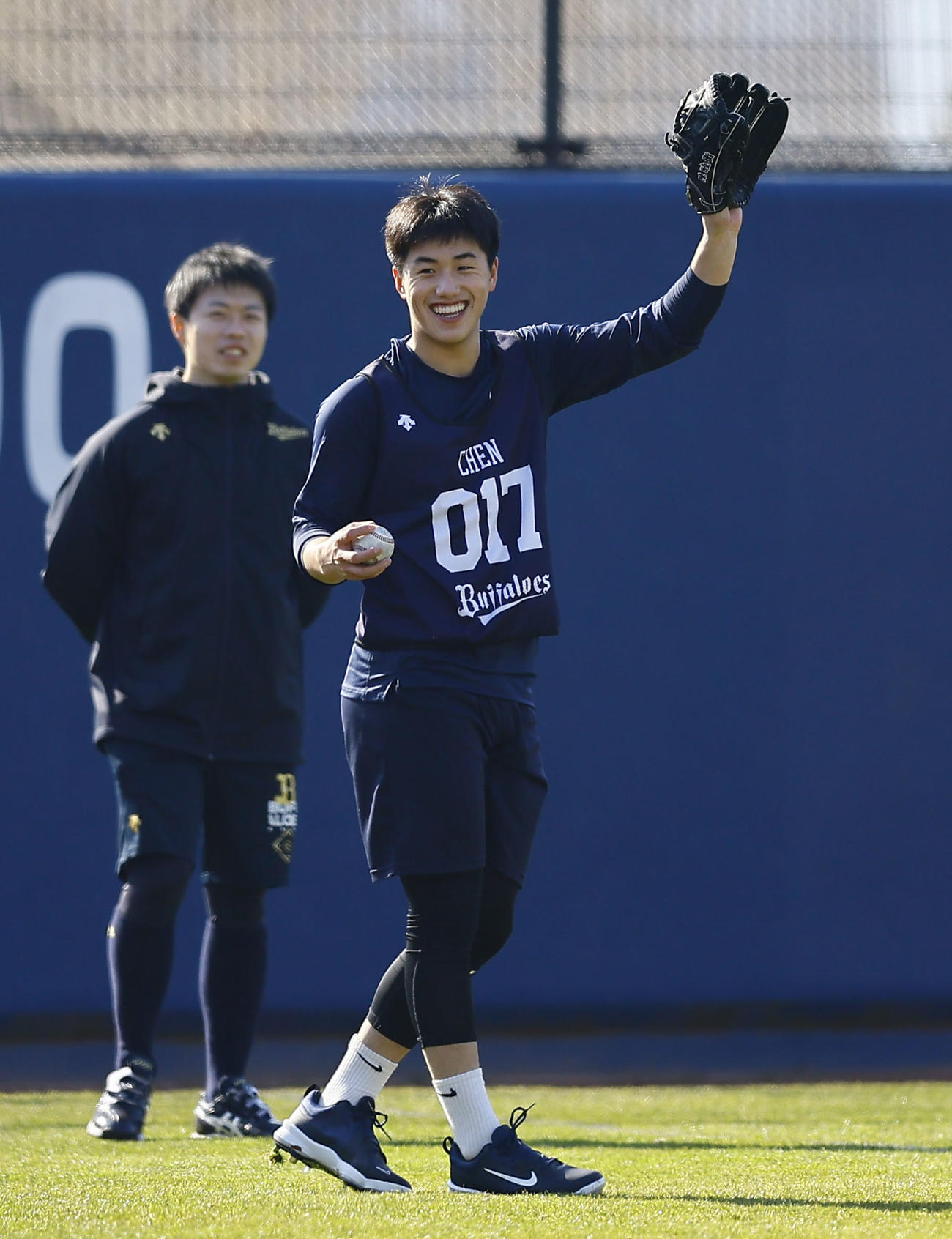 新人合同自主トレに合流し、笑顔を見せるオリックス陳（撮影・藤尾明華）