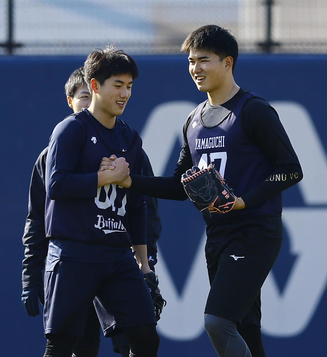新人合同自主トレに合流し、キャッチボールを終え山口（右）と握手を交わすオリックス陳（撮影・藤尾明華）