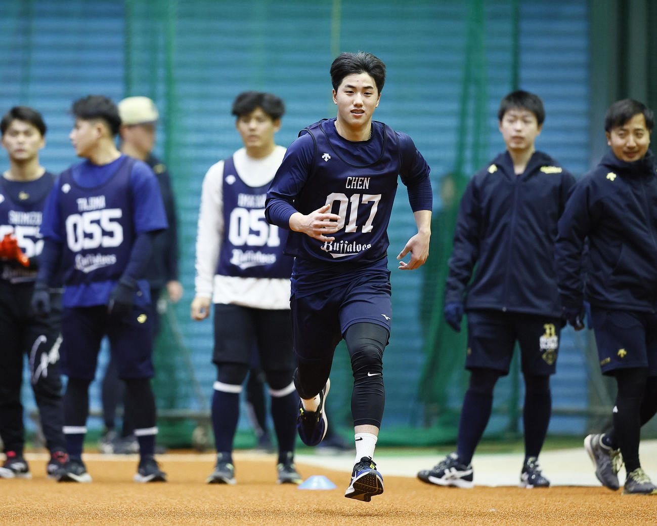 新人合同自主トレに合流し、ダッシュするオリックス陳（撮影・藤尾明華）