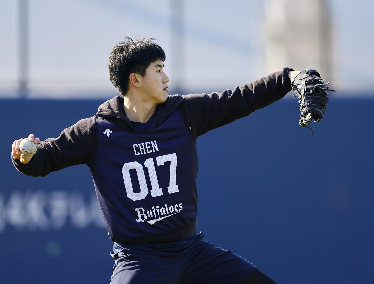 新人合同自主トレに合流し、キャッチボールをするオリックス陳（撮影・藤尾明華）