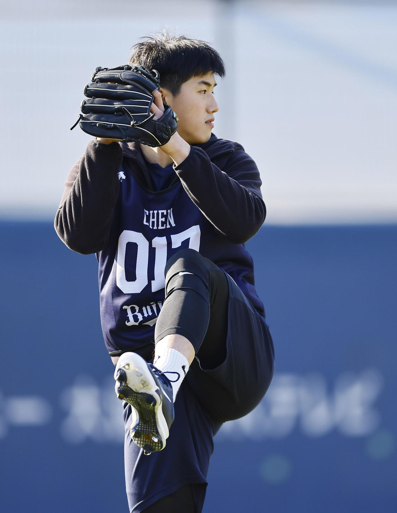 新人合同自主トレに合流し、キャッチボールをするオリックス陳（撮影・藤尾明華）