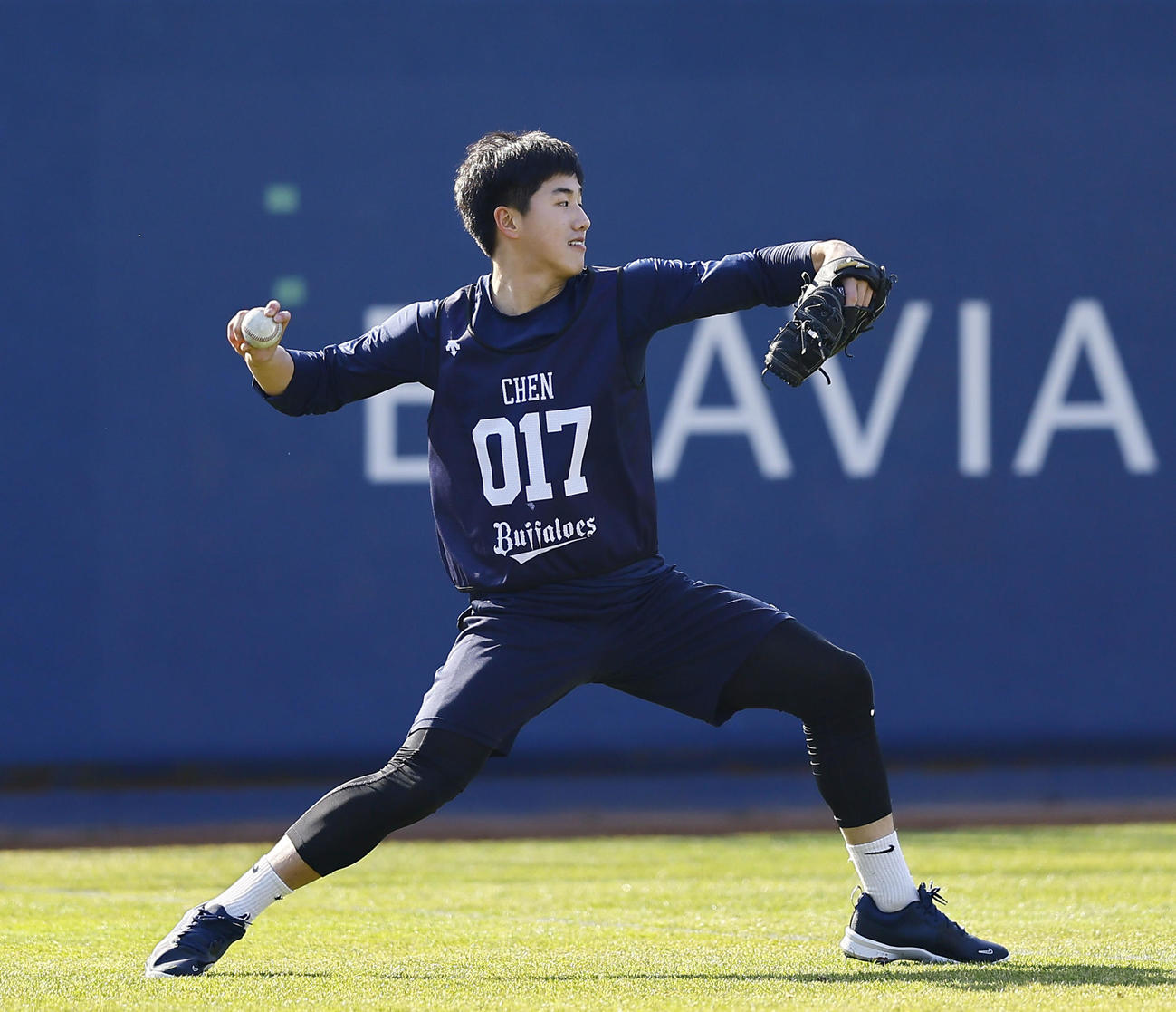 新人合同自主トレに合流し、キャッチボールをするオリックス陳（撮影・藤尾明華）