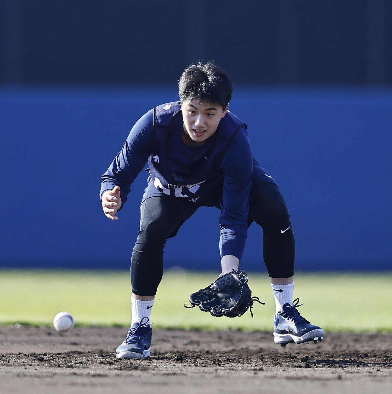 新人合同自主トレに合流し、ノックを受けるオリックス陳（中央）（撮影・藤尾明華）