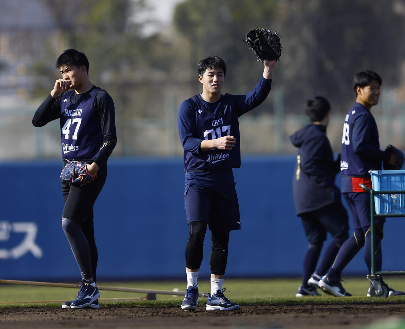 新人合同自主トレに合流し、ノックを受けるオリックス陳（中央）（撮影・藤尾明華）