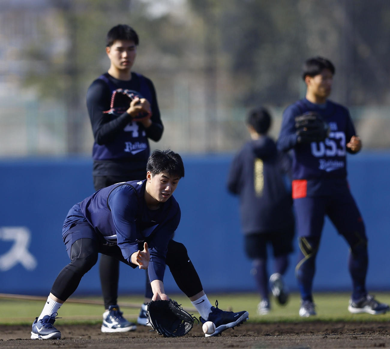 新人合同自主トレに合流し、ノックを受けるオリックス陳（撮影・藤尾明華）