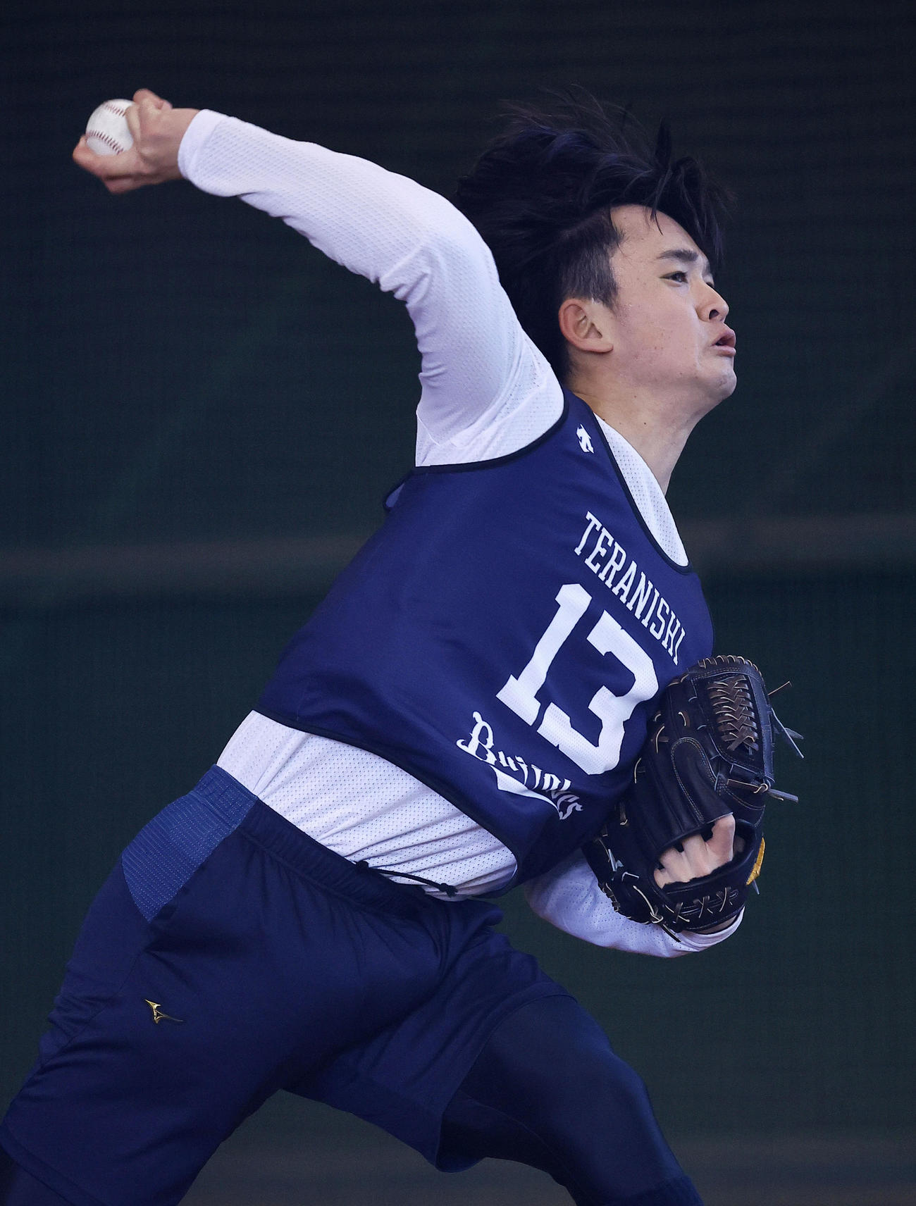 ブルペンで投球練習をするオリックス寺西（撮影・藤尾明華）