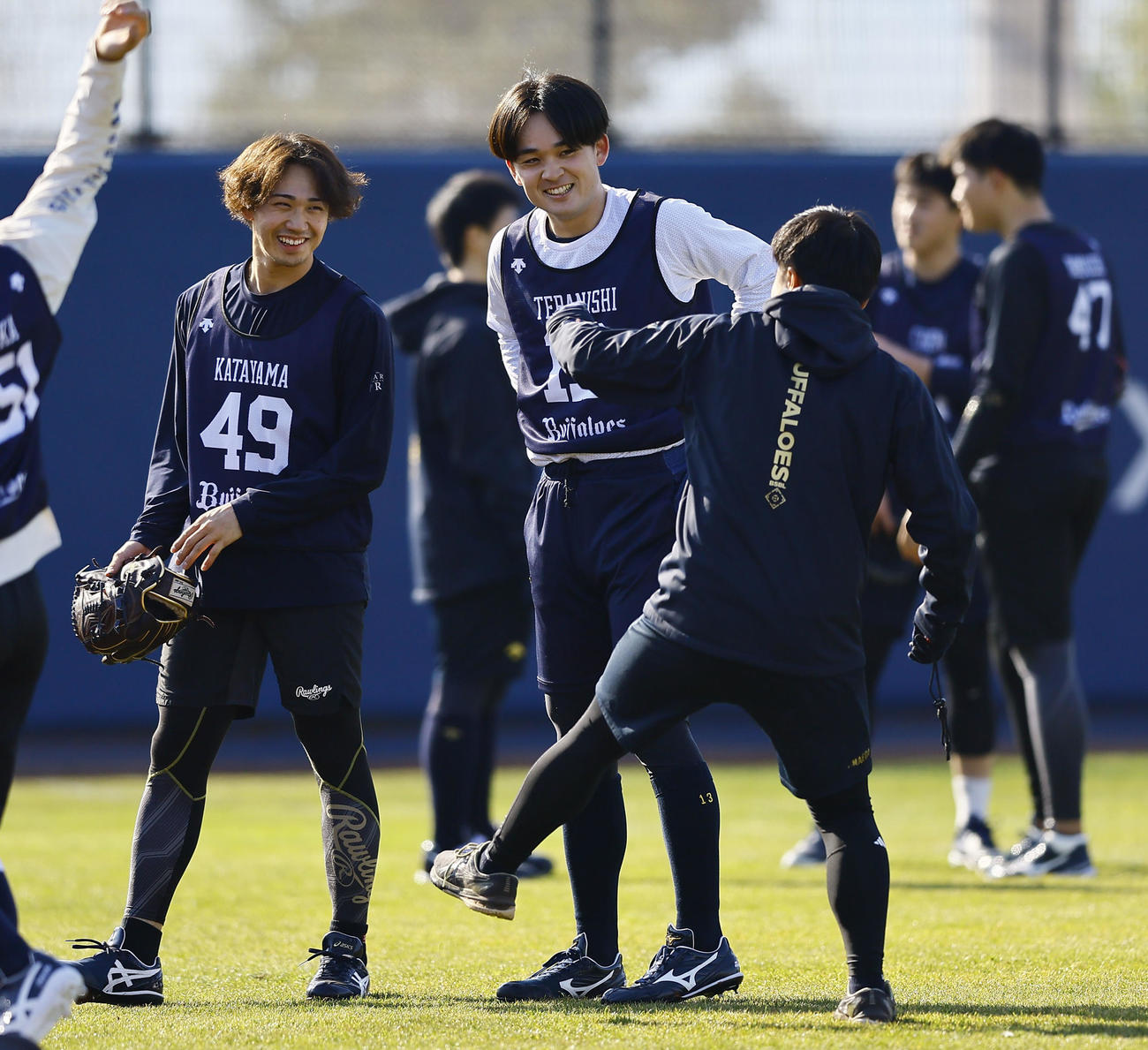 キャッチボールを終え、笑顔を見せるオリックス片山（左）と寺西（撮影・藤尾明華）