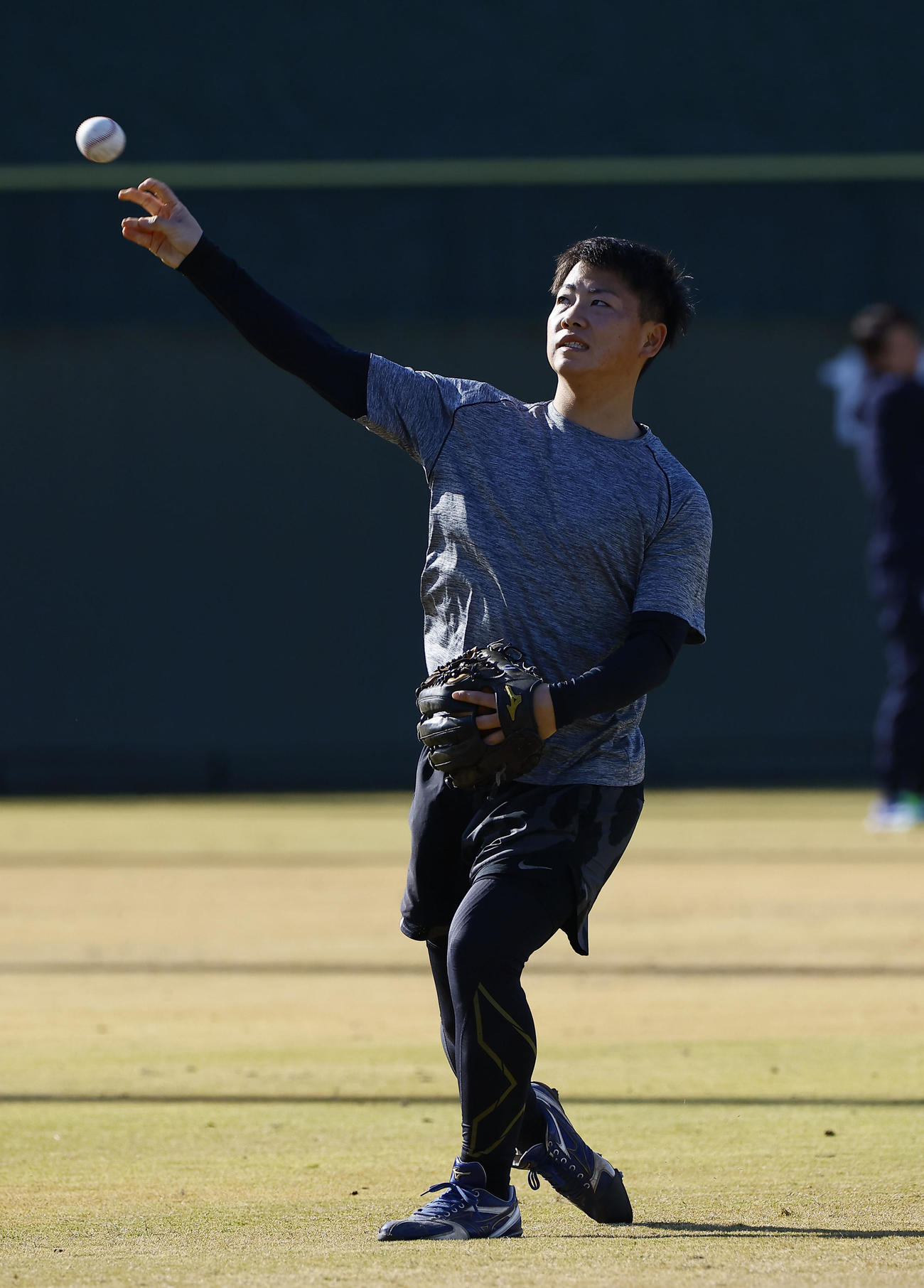 キャッチボールをする阪神育成ドラフト4位の川崎（2024年12月11日撮影）