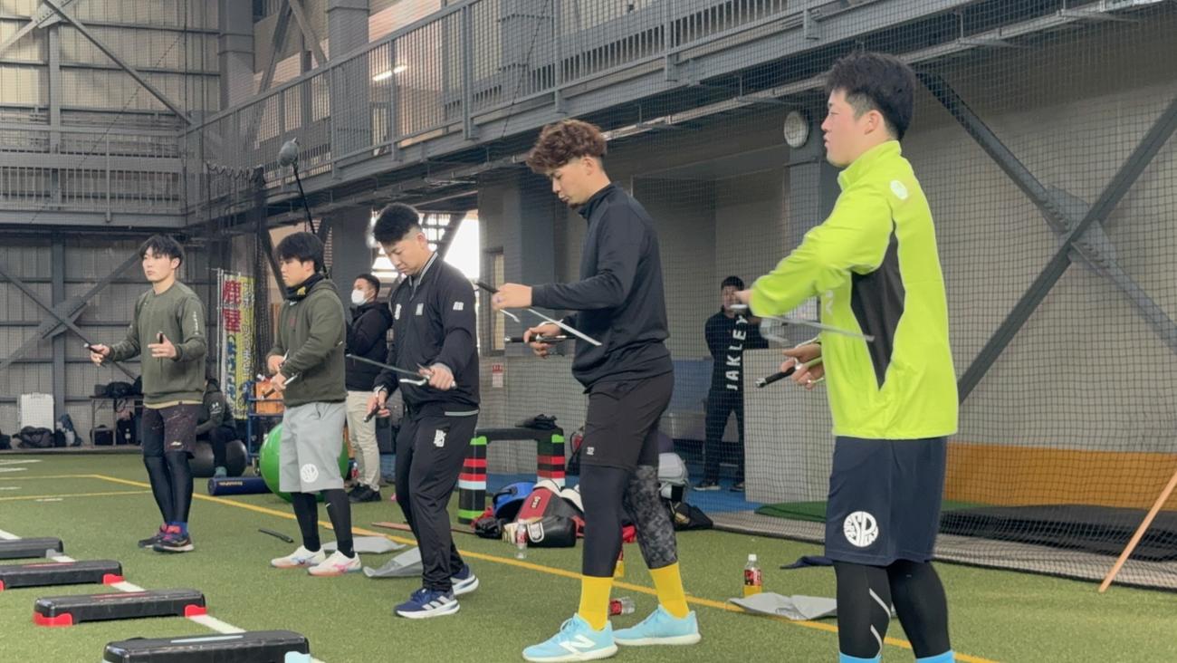 自主トレを公開し、今年初の取り組みとして「サイ」を使ったトレーニングを行う右からDeNA牧、阪神井上、西武古賀、阪神中川、DeNA粟飯原（撮影・小早川宗一郎）
