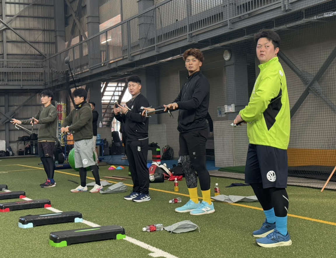 自主トレを公開し、今年初の取り組みとして琉球古武術の「サイ」を使ったトレーニングを行う右からDeNA牧、阪神井上、西武古賀、阪神中川、DeNA粟飯原（撮影・小早川宗一郎）