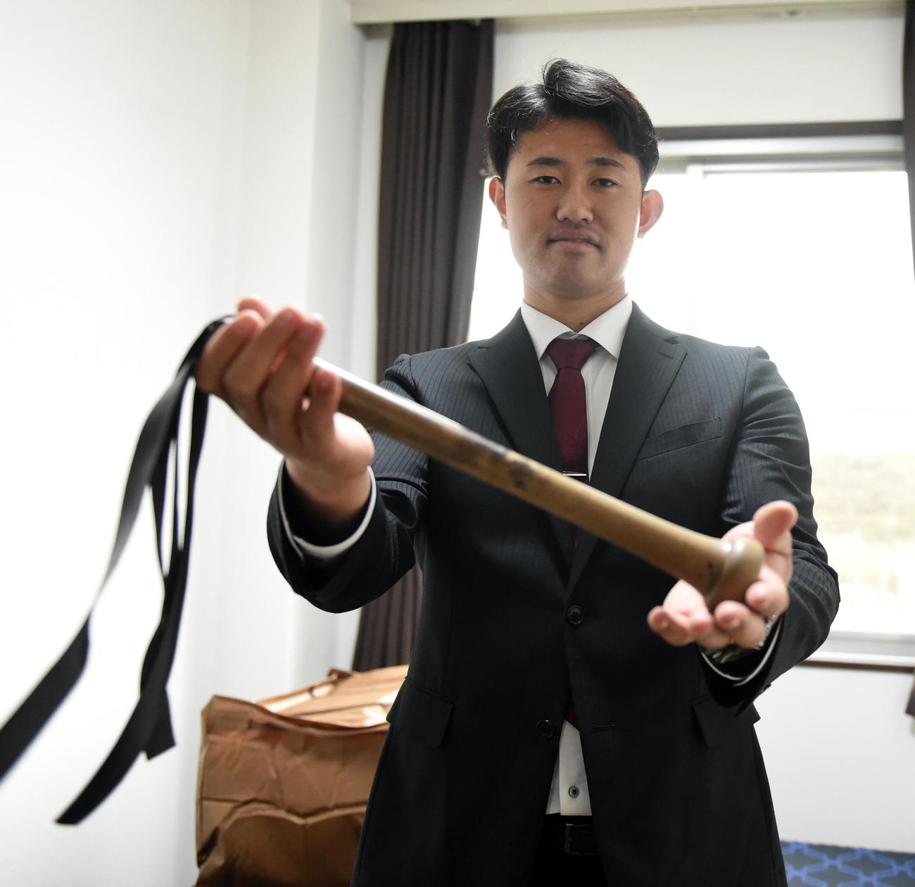 折れたバットを再利用し作ったシャドーピッチング用の棒を手に入寮した楽天ドラフト4位・江原雅裕（2025年1月5日撮影）