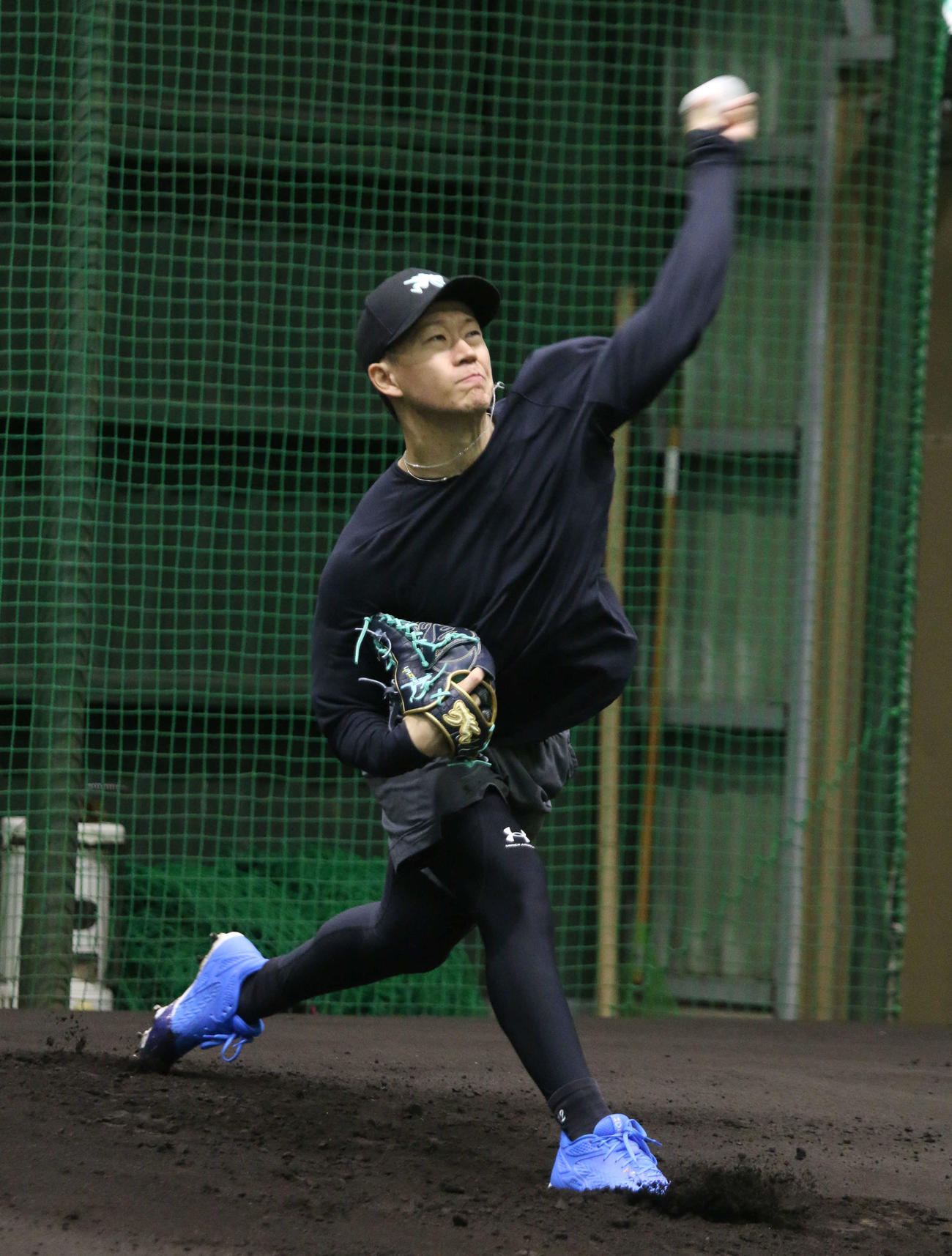 千葉・鎌ケ谷での自主トレでブルペン入りした日本ハム矢沢（撮影・木下大輔）