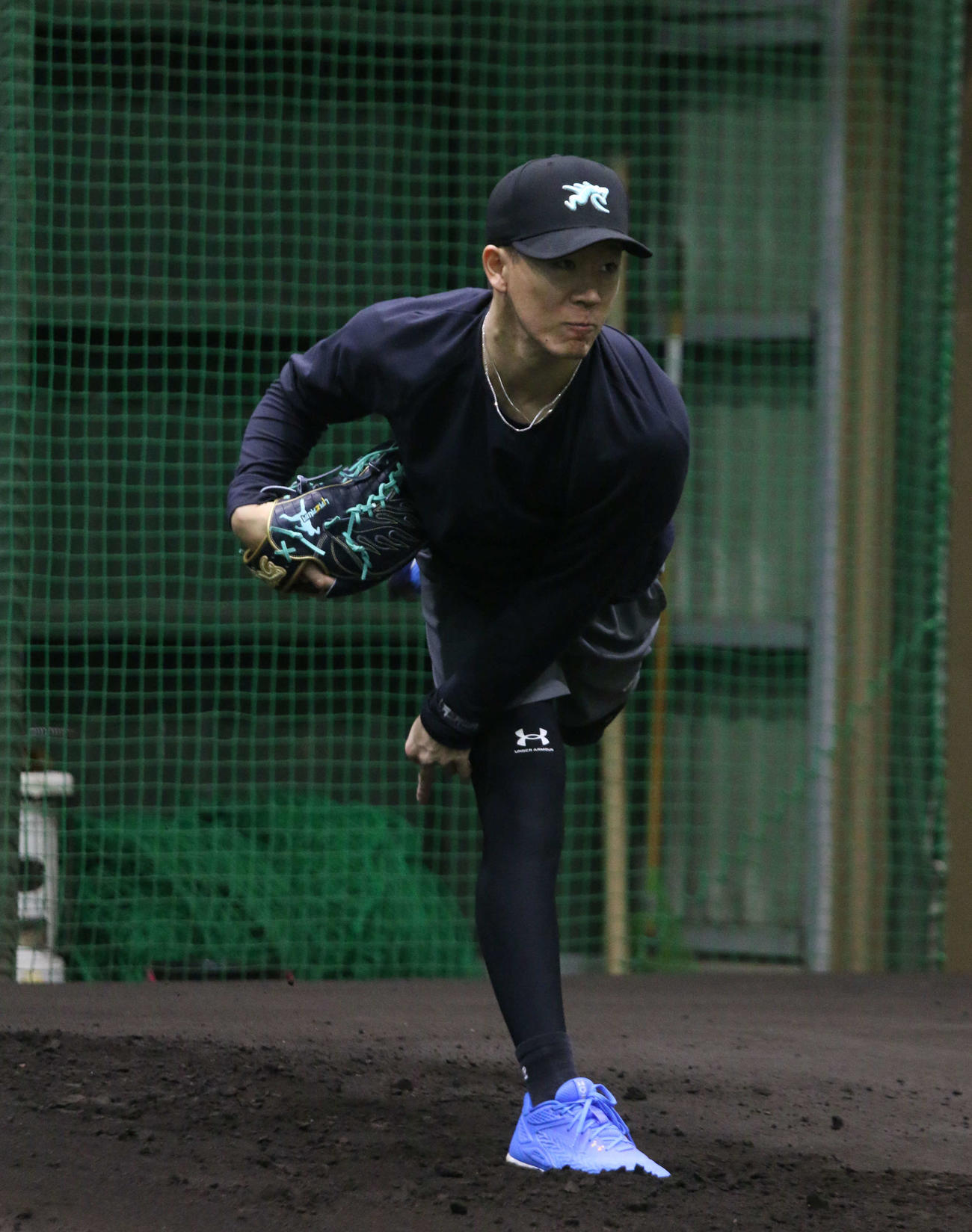 千葉・鎌ケ谷での自主トレでブルペン入りした日本ハム矢沢（撮影・木下大輔）