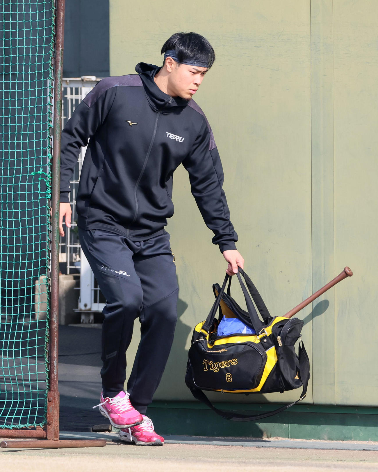 自主トレで鳴尾浜球場を訪れた佐藤輝（撮影・加藤哉）