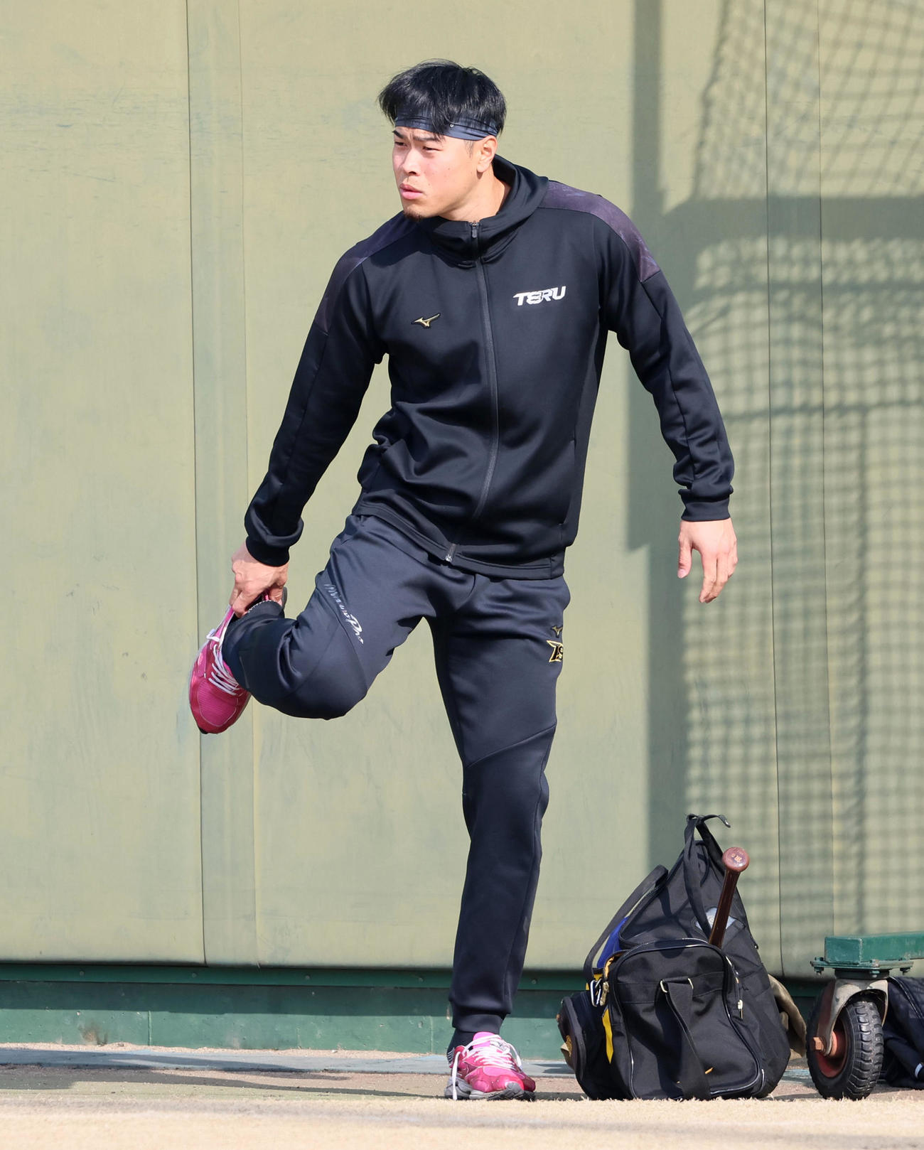 自主トレで鳴尾浜球場を訪れた佐藤輝（撮影・加藤哉）