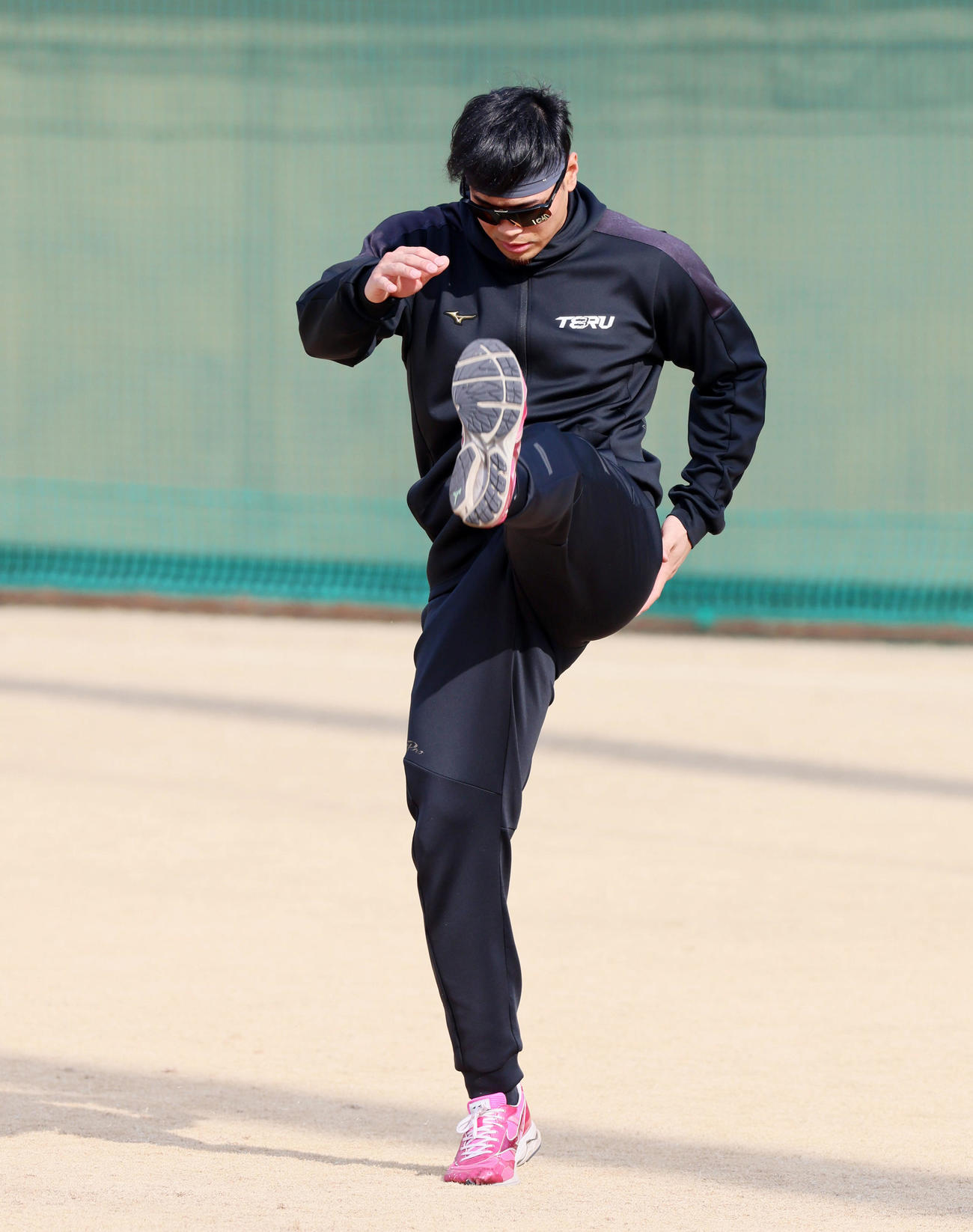 自主トレで鳴尾浜球場を訪れウオーミングアップする佐藤輝（撮影・加藤哉）