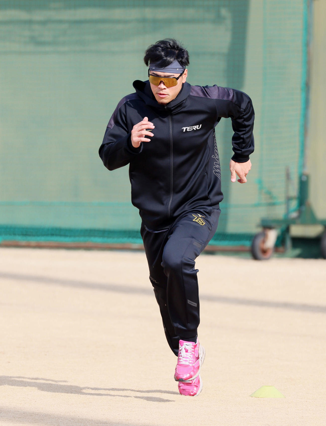 自主トレで鳴尾浜球場を訪れウオーミングアップする佐藤輝（撮影・加藤哉）