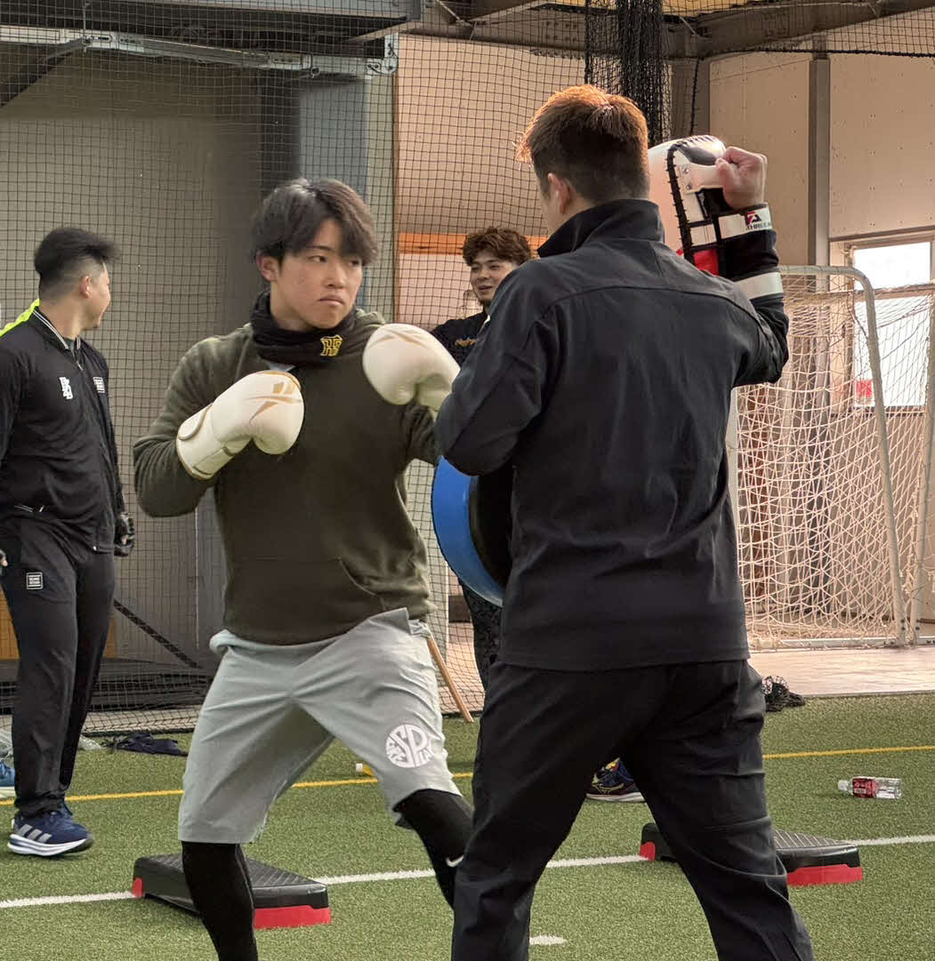 DeNA牧秀悟に弟子入りし、ボクシングトレーニングを行う阪神中川（撮影・小早川宗一郎）