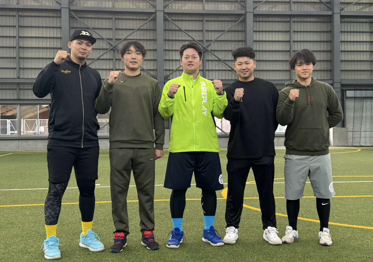 自主トレを公開し、記念撮影した「チームYAMAKI」メンバー。左から阪神井上、DeNA粟飯原、DeNA牧、西武古賀、阪神中川（撮影・小早川宗一郎）