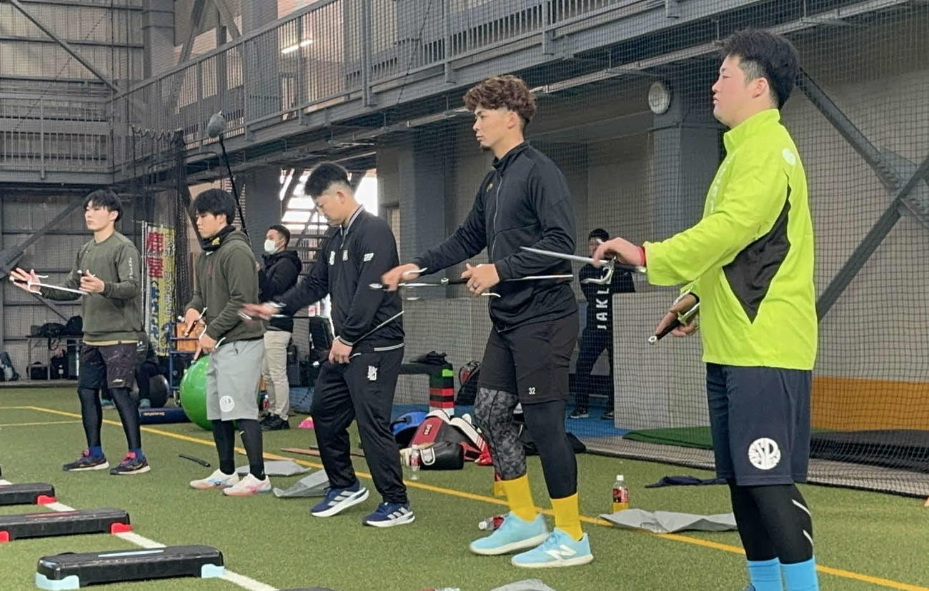 自主トレを公開し、今年初の取り組みとして空手の「サイ」を使ったトレーニングを行う右からDeNA牧、阪神井上、西武古賀、阪神中川、DeNA粟飯原（撮影・小早川宗一郎）