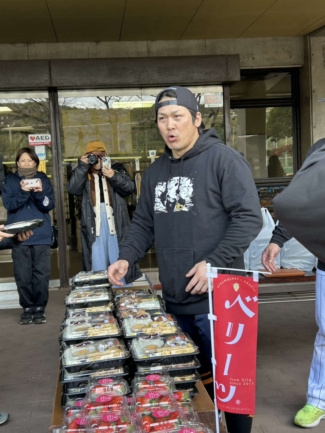 報道陣、ファンに昼食を振る舞う巨人甲斐（撮影・水谷京裕）