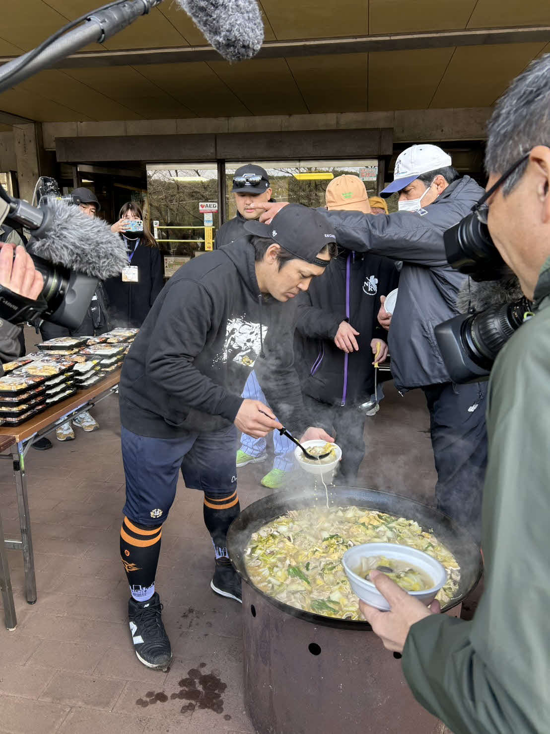 報道陣、ファンに昼食を振る舞う巨人甲斐（撮影・水谷京裕）