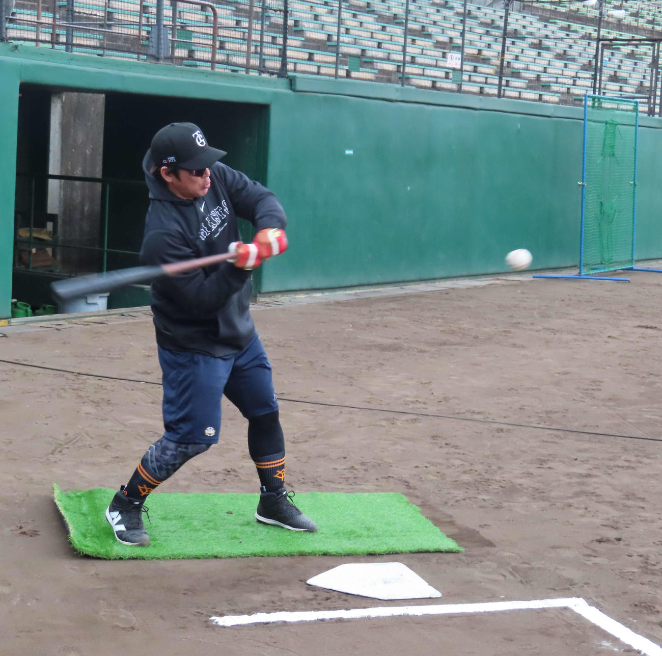 トスバッティングをする巨人甲斐（撮影・水谷京裕）